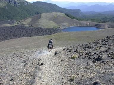 Durch steiniges Gel&aacute;nde auf dem Ritt von Chile nach argentinien